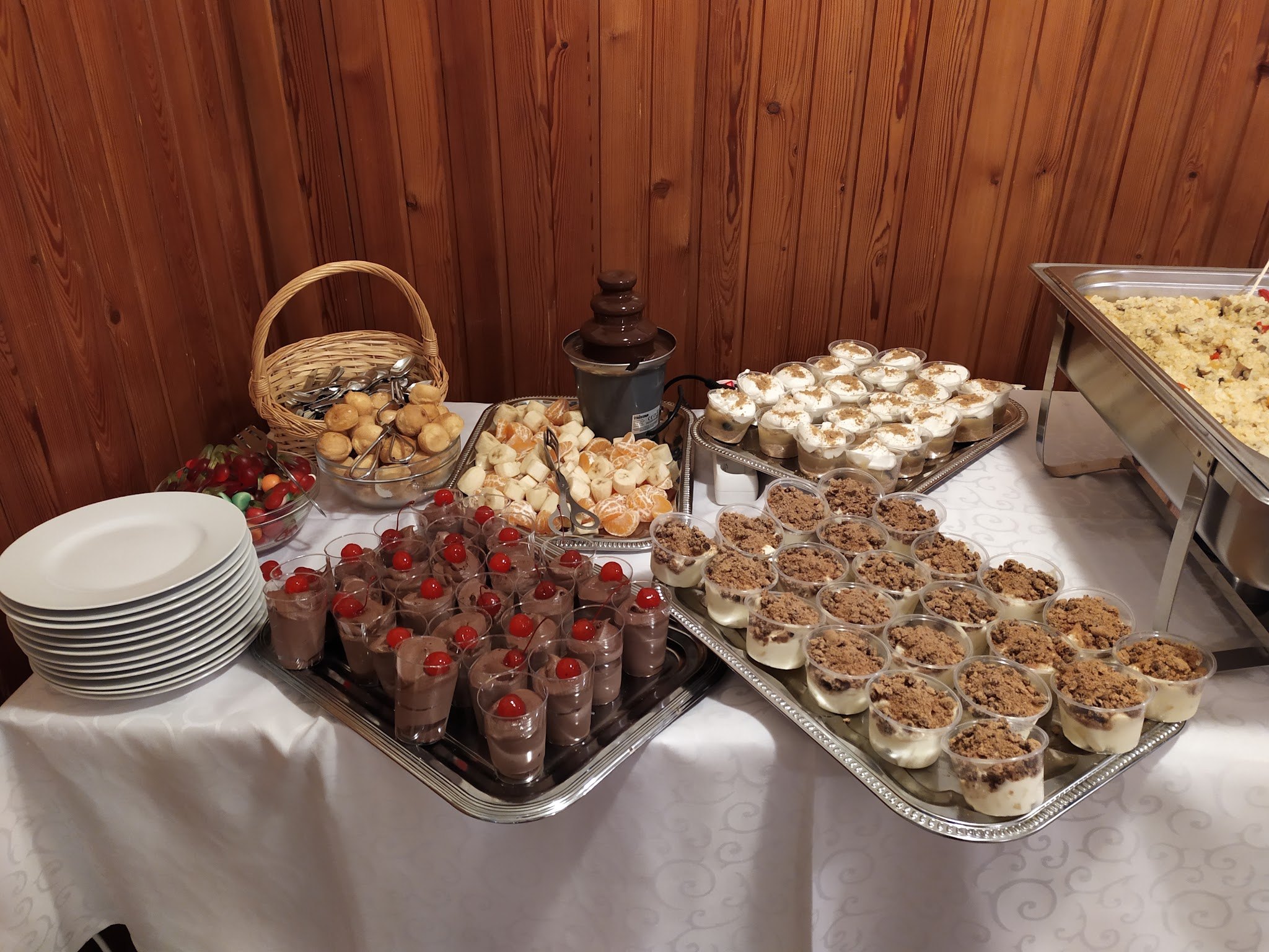 Dessertbuffet mit Gläsern, Gebäck und Schokoladenbrunnen