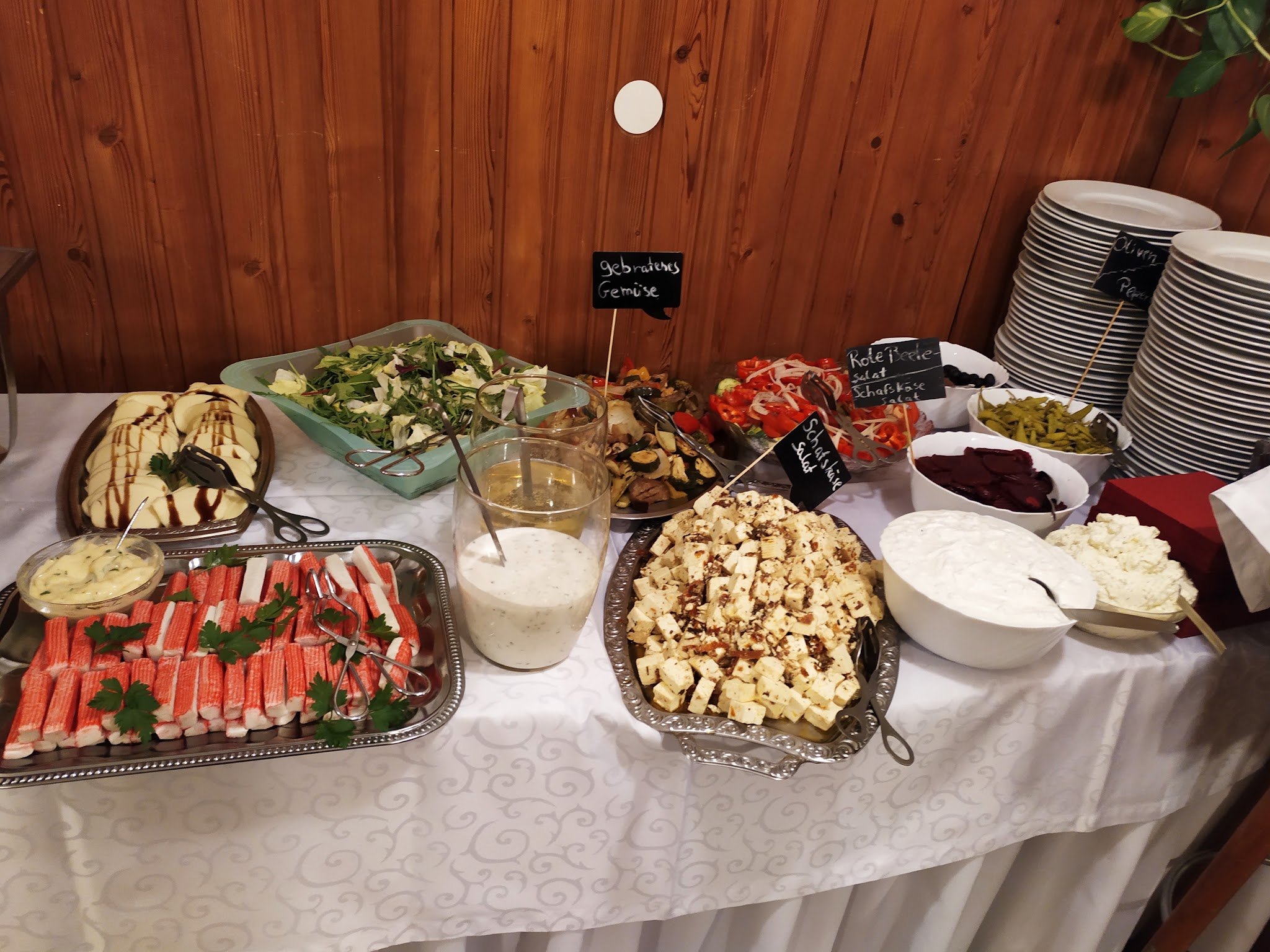 Kaltes Vorspeisenbuffet auf weißer Tafel