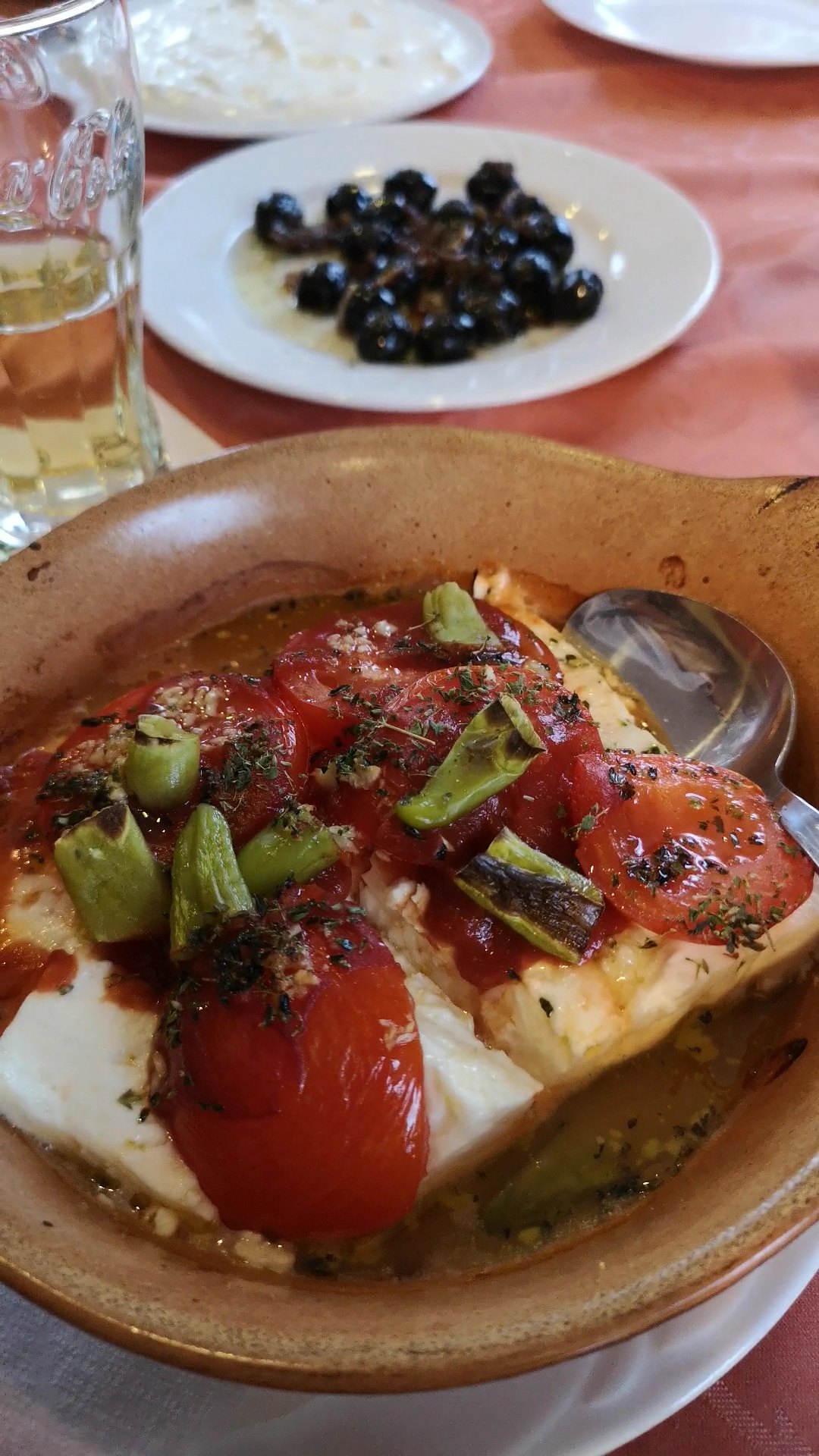 Überbackener Schafskäse mit Tomaten und Peperoni im Tonschälchen