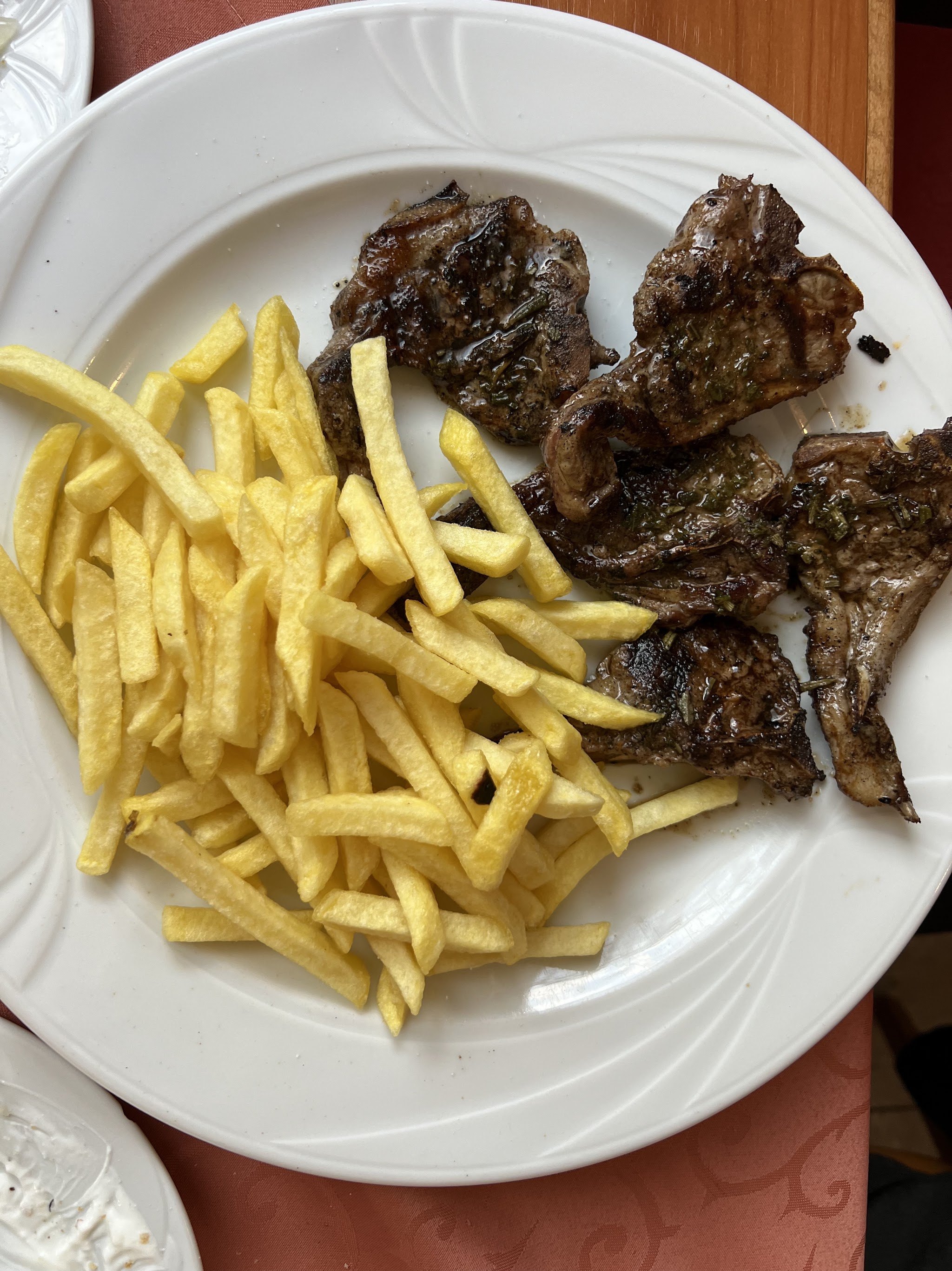 Gegrillte Lammkoteletts mit Kräutern und Pommes frites
