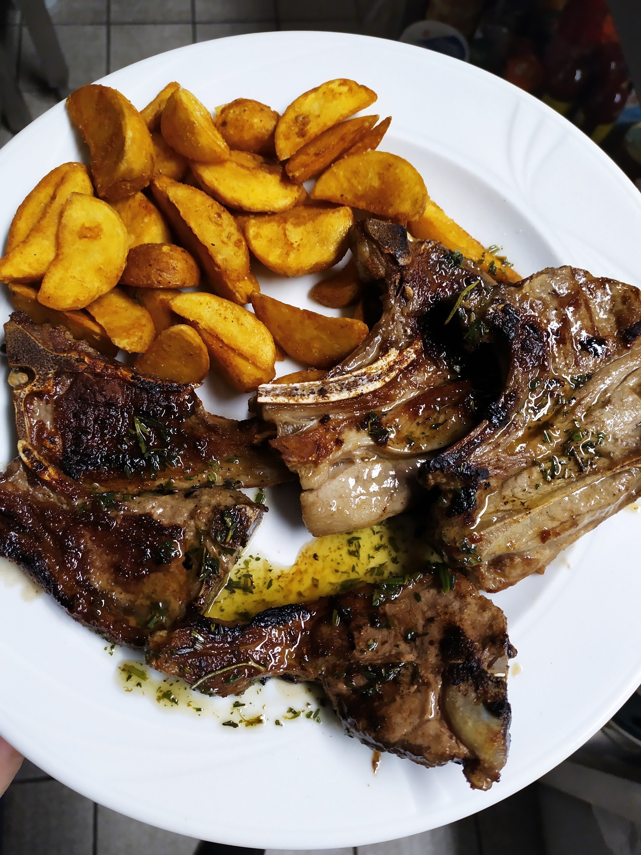 Gegrillte Lammkoteletts mit Kartoffelspalten