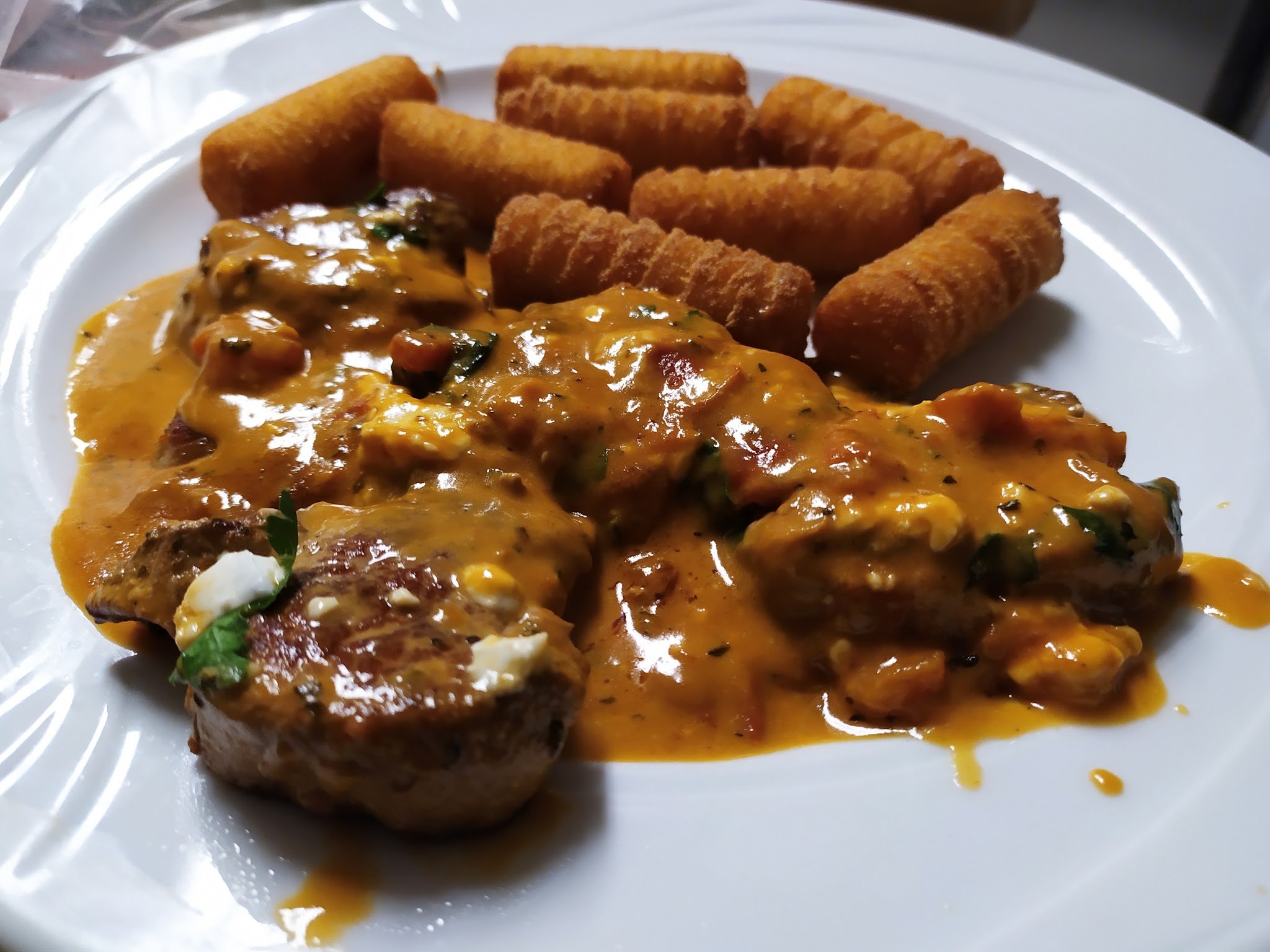 Medaillons in Rahmsoße mit Kroketten